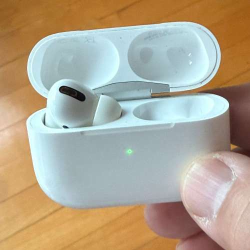 Apple AirPods Pro - case and left ear airpod (can charge & all functional)