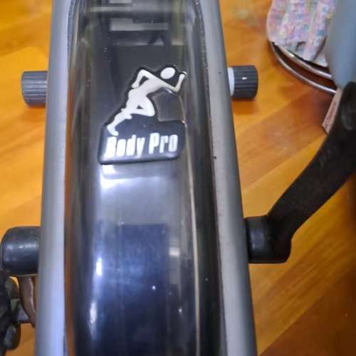 8成新 BODY PRO 健身單車, 買返來後，用左幾個月，懶，唔想用，放理左一邊，功能正常