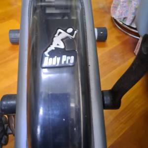 8成新 BODY PRO 健身單車, 買返來後，用左幾個月，懶，唔想用，放理左一邊，功能正常