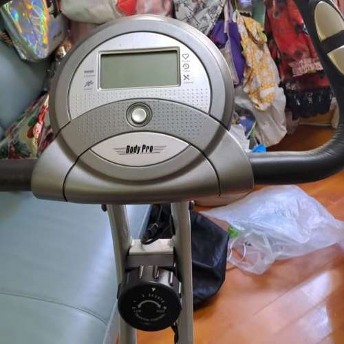 8成新 BODY PRO 健身單車, 買返來後，用左幾個月，懶，唔想用，放理左一邊，功能正常