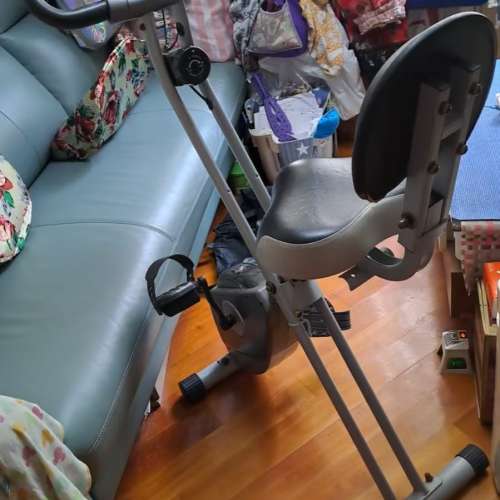 8成新 BODY PRO 健身單車, 買返來後，用左幾個月，懶，唔想用，放理左一邊，功能正常