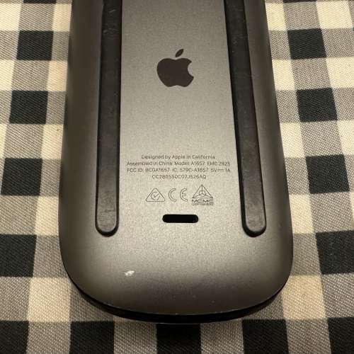 Apple Magic Mouse 2 滑鼠 黑色 行貨 95%新  有輕微使用痕跡 電量和操作全正常 跟iM...