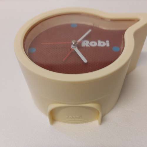 Robi 座枱鬧鐘 -鬧鐘鈴聲是粵語 "够鐘啦，够鐘啦，起身啦！"