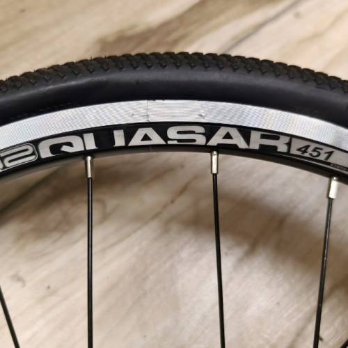 適合KHS,Q2 Quasar 451 輪組，配備 Kenda 外胎。