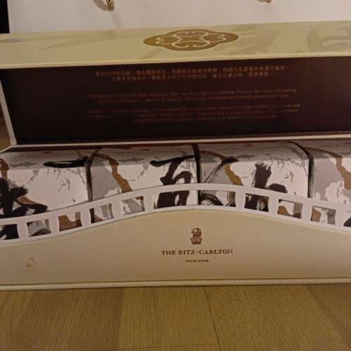 香港麗思卡爾頓酒店「月影瓊樓」迷你流心黑芝麻月餅 盒 - $40