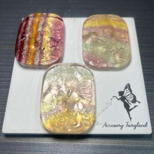 (不設面交)螢石天使與青蛙雕刻牌(吊墜孔) Fluorite Carved Pendant