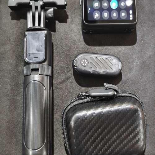 Insta360 GO 3 連腳架 保護套 USB線 鏡片有明顯花痕  功能全正常 送記憶卡 冇盒冇單...