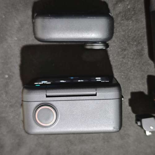 Insta360 GO 3 連腳架 保護套 USB線 鏡片有明顯花痕  功能全正常 送記憶卡 冇盒冇單...