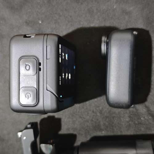 Insta360 GO 3 連腳架 保護套 USB線 鏡片有明顯花痕  功能全正常 送記憶卡 冇盒冇單...