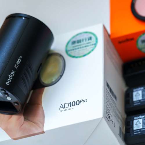 出售 神牛AD100Pro 輕巧型鋰電閃燈  + AK-R1 圓形燈頭附件 + WB100 鋰電池套裝  So...