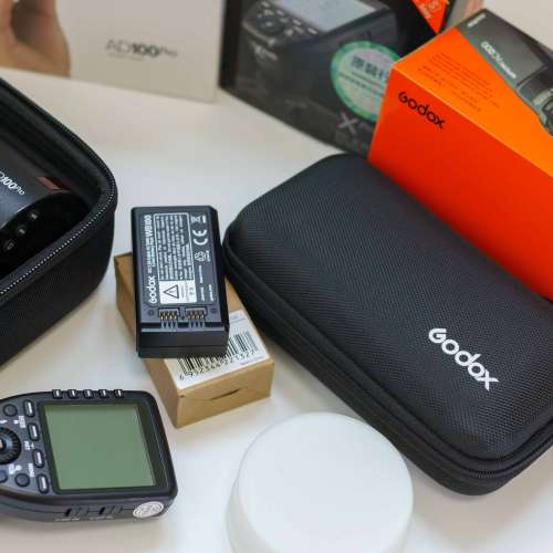 出售 神牛AD100Pro 輕巧型鋰電閃燈  + AK-R1 圓形燈頭附件 + WB100 鋰電池套裝  So...
