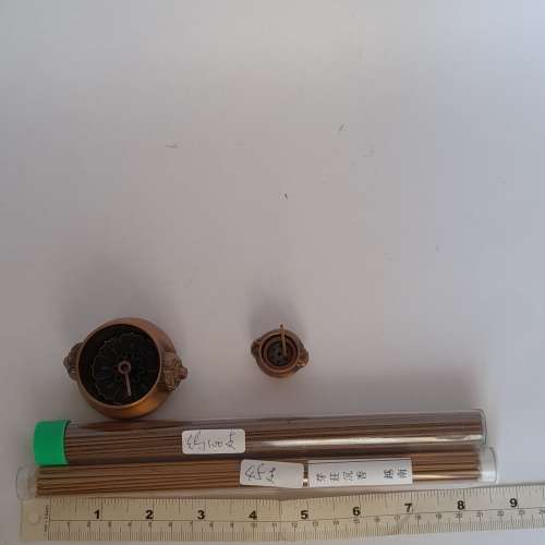 一手兩個小銅香爐及約145枝越南沉香枝，共售二百元。no.31.10.25