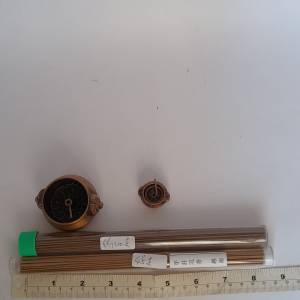 一手兩個小銅香爐及約145枝越南沉香枝，共售二百元。no.31.10.25