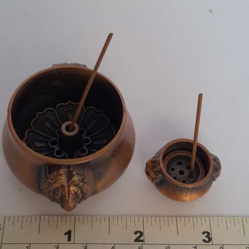 一手兩個小銅香爐及約145枝越南沉香枝，共售二百元。no.31.10.25