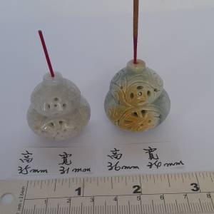 精美的翡翠A玉鏤空雕花幸運葫蘆，設計獨特，可以作小擺件，手把件或香枝插座。高約...
