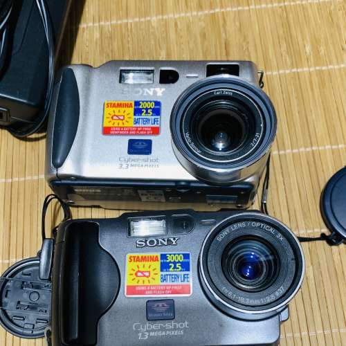 Sony DSC-S30 and DSC-S70