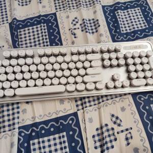 [N鍵壞 當零件賣]RK Royal Kludge圓點 - 銀色白光茶軸三模熱插拔版