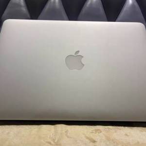 13寸蘋果MacBookair筆記本电脑，8G記憶體+ 512GB SSD 固態硬盤，輕巧方便攜帶出街！