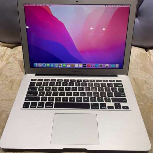 13寸蘋果MacBookair筆記本电脑，8G記憶體+ 512GB SSD 固態硬盤，輕巧方便攜帶出街！