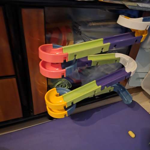 $40 85%新 牆吸 不倒翁 重力 滑梯 x 2 (不散賣)