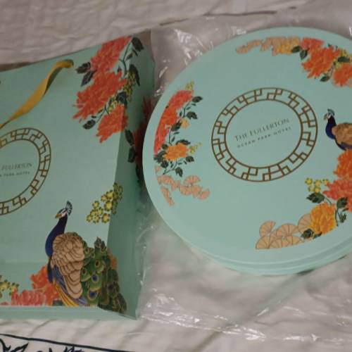 富麗敦七星伴月豪華月餅禮盒，送禮自用佳宜，包裝華麗，售$380（黃大仙mtr)