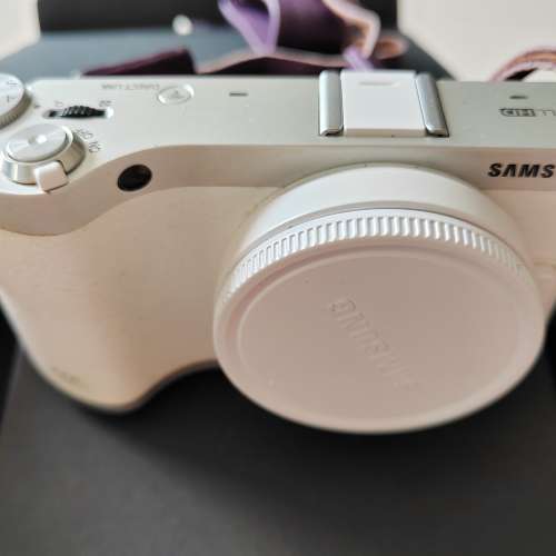 SamSung NX 300 - White - APS 2400 Mega pixel