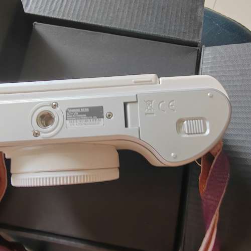 SamSung NX 300 - White - APS 2400 Mega pixel