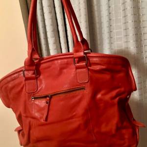 Domo real leather bag from London UK 全真皮，軟皮，很少用，極新，大袋