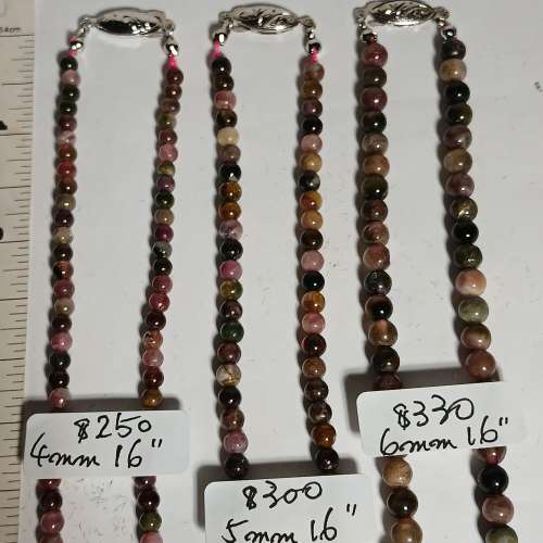 一手3條碧茜寶石頸鏈，共售600元，單一條如照片顯示。no.D.5 .10.25