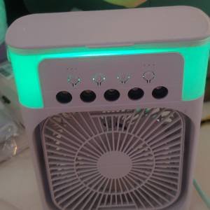 99 新風扇有七種顏色燈可入冰可入水不能搖頭冇遙控。OK一切九龍灣交收444 58373不二價