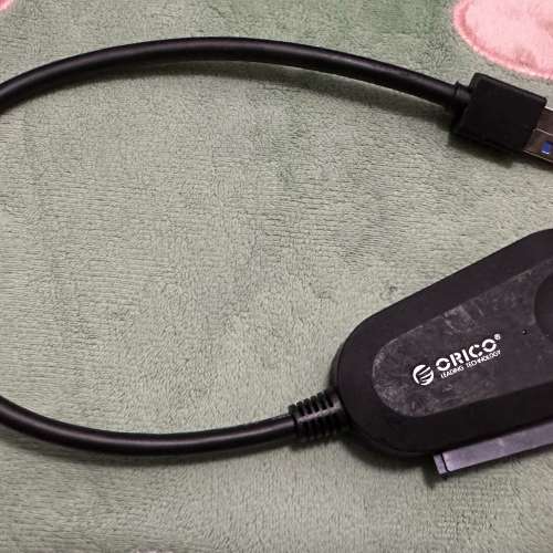 一堆全新轉換器和一個用過 Orico USB3.0 to SATA Adaptor