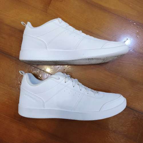 Decathlon Sneakers, Badminton, Tennis, Indoor Sports,Size 42, 99% new