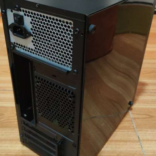 SUIT MASTER  M-ATX 機箱連 580W 雞牛 有兩把彩燈扇