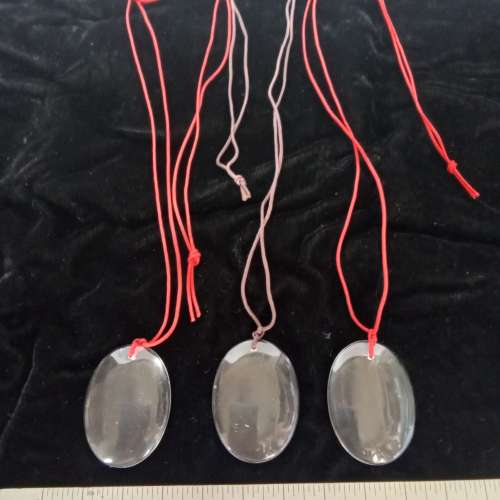 雙用途水晶無事牌吊咀及隨身按摩器， 40x30mm.一手三個共售200元，單一個100元。no...