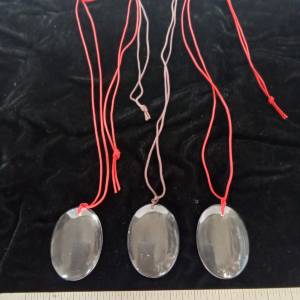 雙用途水晶無事牌吊咀及隨身按摩器， 40x30mm.一手三個共售200元，單一個100元。no...