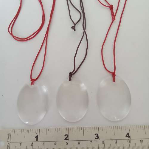 雙用途水晶無事牌吊咀及隨身按摩器， 40x30mm.一手三個共售200元，單一個100元。no...