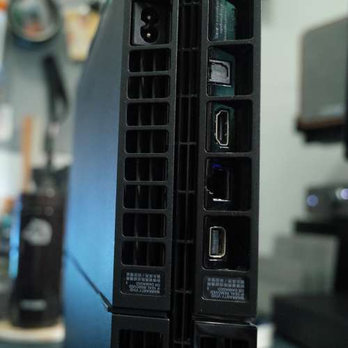 PS4 slim 連兩手制 (2TB)