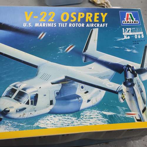 3盒軍事模型(不散賣):  V-22 魚鷹直升機，Chinook直升機，kommanowagen裝甲列車指揮型