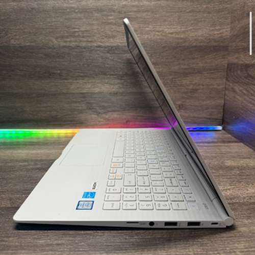 LG15Z96 ~ 15.6" Laptop (980g) 超輕
