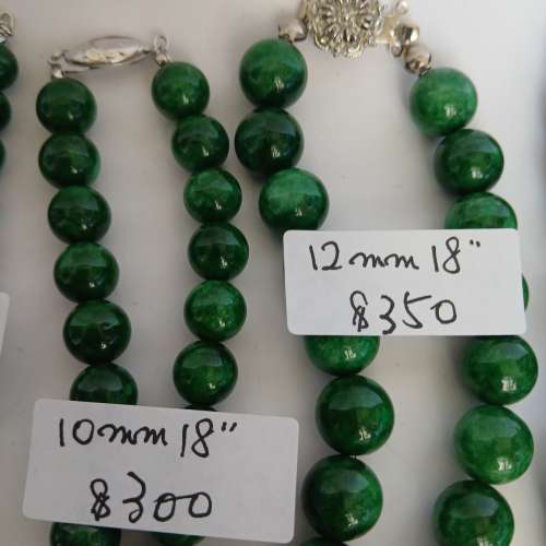 緬甸乾青頸鏈平售，4 到14mm 圓珠，  全部18吋，配上名貴日本珠链扣，滿綠色珠圓玉...