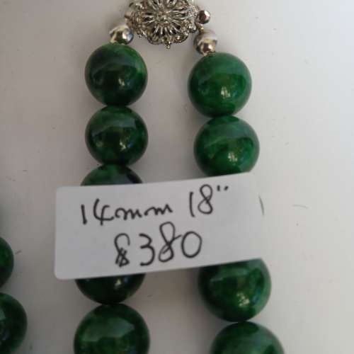 緬甸乾青頸鏈平售，4 到14mm 圓珠，  全部18吋，配上名貴日本珠链扣，滿綠色珠圓玉...