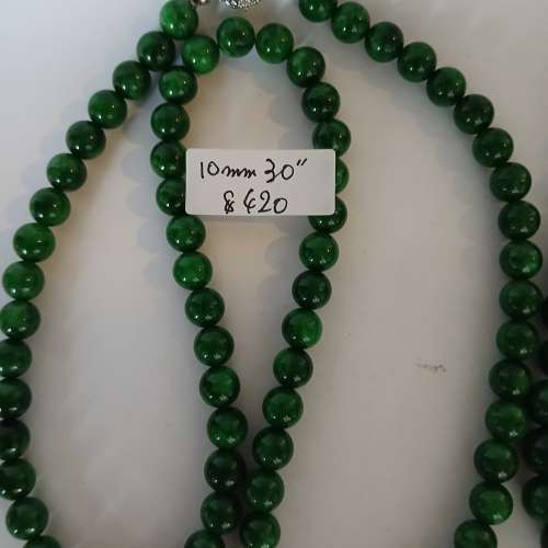 緬甸乾青頸鏈， 一手兩條10 mm及  12mm圓珠， 30吋  ，滿綠色珠圓玉滑，共售 800元...