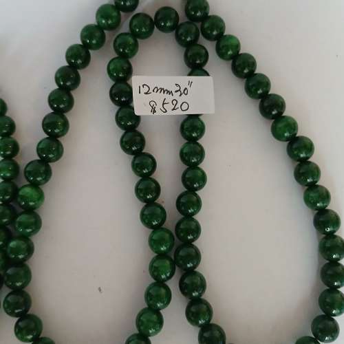 緬甸乾青頸鏈， 一手兩條10 mm及  12mm圓珠， 30吋  ，滿綠色珠圓玉滑，共售 800元...