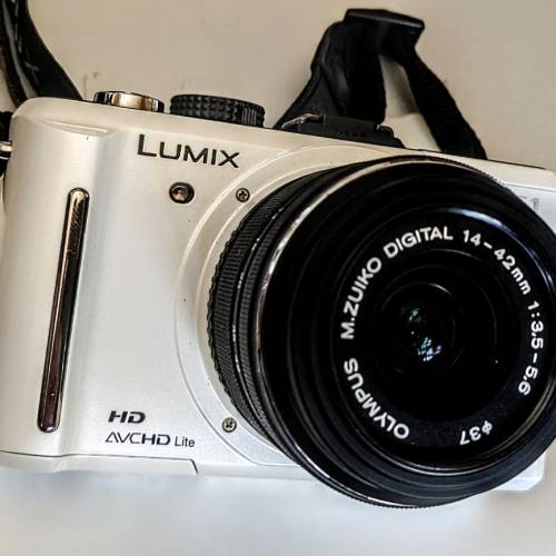 9成新 Lumix M43 經典 GF1罕有白色機身可選配新浄 Olympus14-42 IIR kit zoom