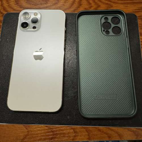 Apple iPhone 12 Pro Max ，白色，256GB 容量。手機外觀良好，附帶一個綠色保護殼。...