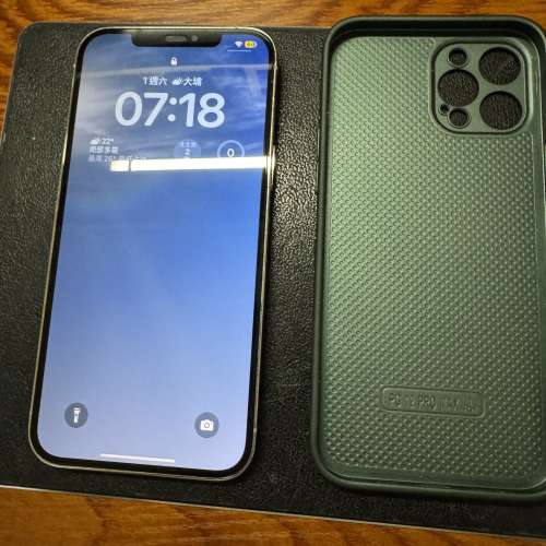 Apple iPhone 12 Pro Max ，白色，256GB 容量。手機外觀良好，附帶一個綠色保護殼。...