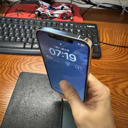 Apple iPhone 12 Pro Max ，白色，256GB 容量。手機外觀良好，附帶一個綠色保護殼。...