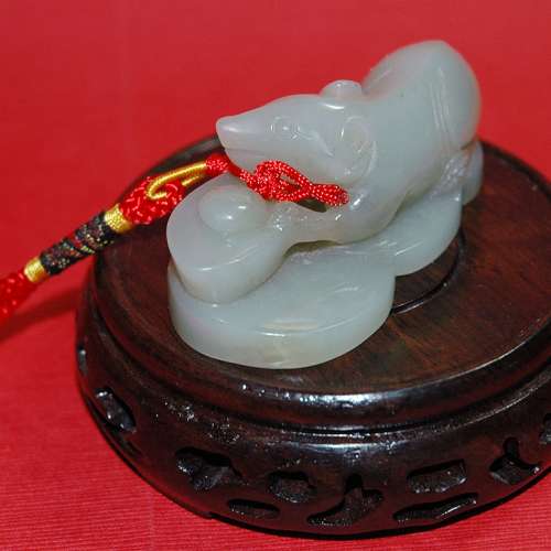 送禮好！懷舊多年 刻有靈鼠福鼠持元寶，新疆和田碧玉石 ！!! 現平賣...