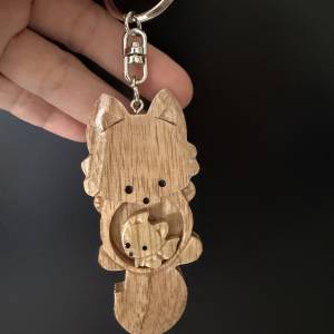 (全新）可旋轉貓咪鎖匙扣（木質） 貓咪懷裏，還抱着小貓咪