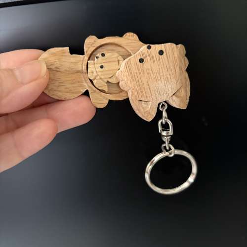 (全新）可旋轉貓咪鎖匙扣（木質） 貓咪懷裏，還抱着小貓咪